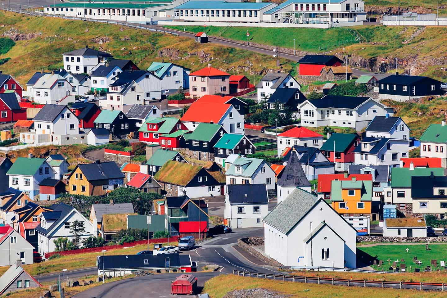 Færøerne består af 18 øer og der bor 53.500 indbyggere.<br />
Bliv klogere på Færøerne. 